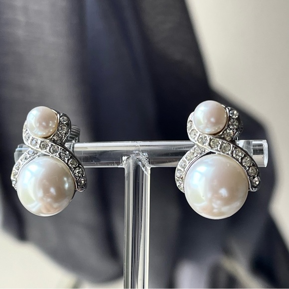 Marvella | Vintage | Faux Pearl Crystal Silver Tone Clip On Earrings - Picture 13 of 14